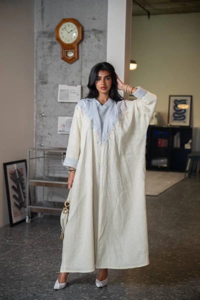 Lemon-colored abaya bisht made of natural linen with hand embroidery C:IB335